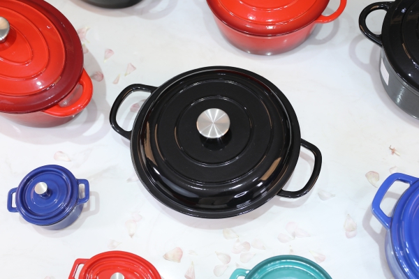 Cad iad na buntáistí a bhaineann le cookware iarann ​​​​teilgthe?